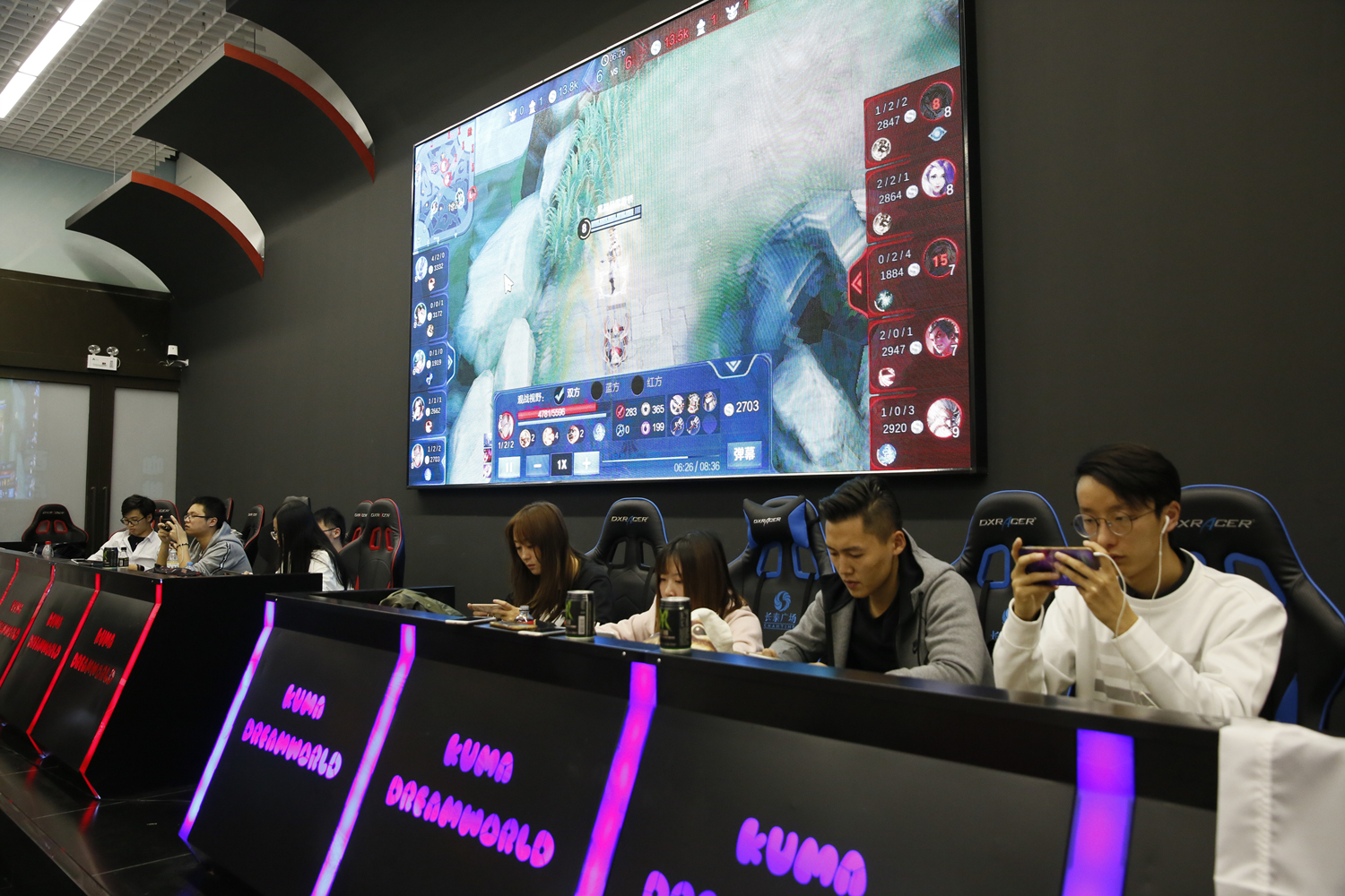 真实形态揭晓？ ThunderTalk Gaming 的纯Poke阵型几乎将所有资源投入到 Ultra Prime 中，并击败了 ThunderTalk Gaming 赢得第二场胜利。